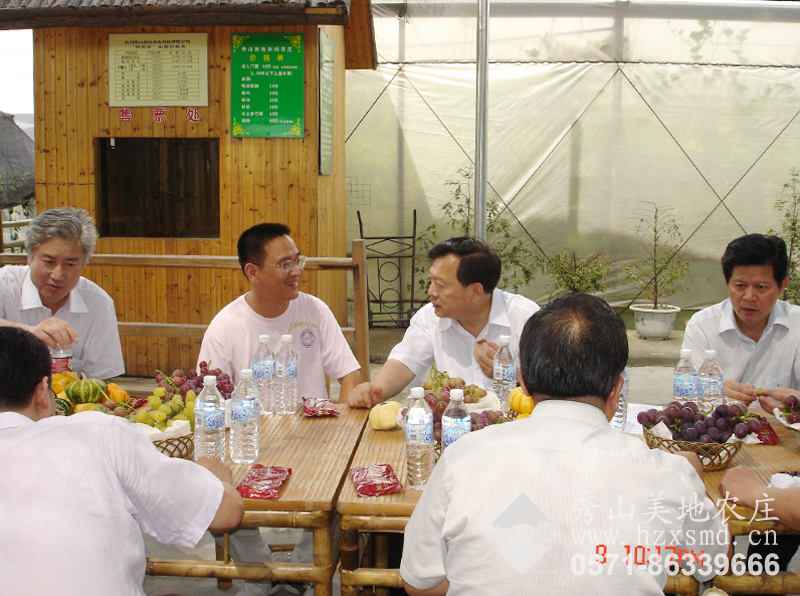 圖1:原浙江省委書(shū)記夏寶龍蒞臨杭州秀山美地農(nóng)莊指導(dǎo)工作 圖1:原浙江省委書(shū)記夏寶龍蒞臨杭州秀山美地農(nóng)莊指導(dǎo)工作