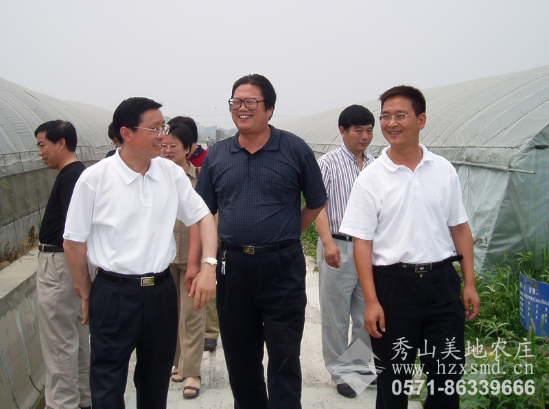 圖1:上海農(nóng)科院院長(zhǎng)吳愛(ài)忠來(lái)秀山美地視察 圖1:上海農(nóng)科院院長(zhǎng)吳愛(ài)忠來(lái)秀山美地視察